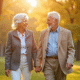 Couple âgé se tenant la main dans un parc ensoleille
