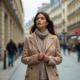 Femme élégante en manteau beige dans une rue parisienne
