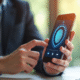 Personne confiante utilisant une application bancaire sécurisée sur smartphone