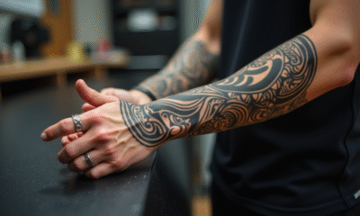 Détail d'un avant-bras avec tatouages maoris en lumière naturelle