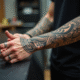 Détail d'un avant-bras avec tatouages maoris en lumière naturelle